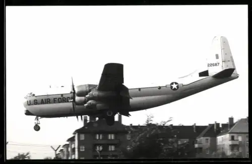 Fotografie Ansicht Berlin-Tempelhof, Flugzeug Boeing C-97 Stratofreighter USAF 22687 im Landeanflug