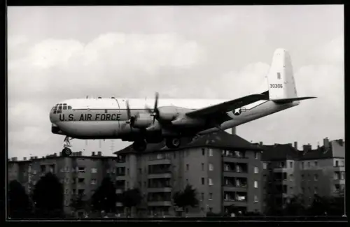 Fotografie Ansicht Berlin-Tempelhof, Flugzeug Boeing C-97 Stratofreighter vor Wohnhäusern am Tempelhofer Damm