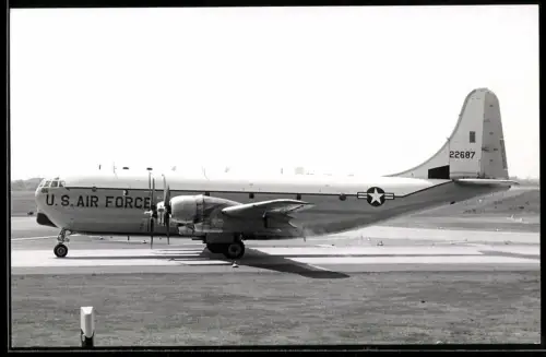 Fotografie Flugzeug Boeing C-97 Stratofreighter USAF 22687 auf dem Runway in Berlin-Tempelhof