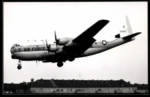 Fotografie Flugzeug Boeing C-97 Stratofreighter USAF 30306 im Landeanflug auf Berlin-Tempelhof