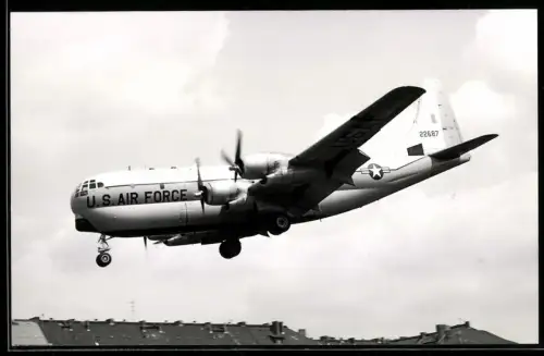Fotografie Flugzeug Boeing C-97 Stratofreighter USAF 22687 im Landeanflug auf Berlin-Tempelhof