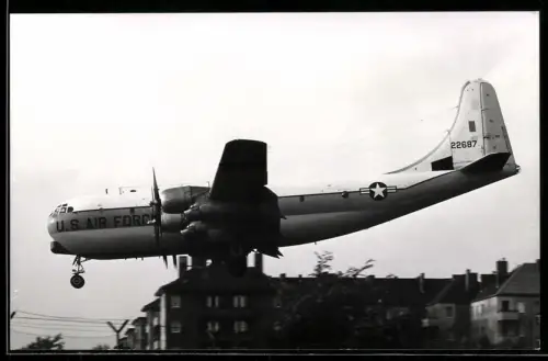 Fotografie Ansicht Berlin-Tempelhof, Flugzeug Boeing C-97 Stratofreighter USAF 22687 kurz vor der Landung