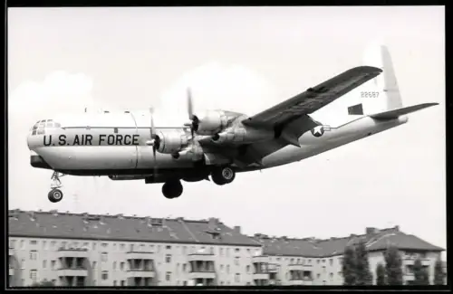 Fotografie Ansicht Berlin-Tempelhof, Flugzeug Boeing C-97 Stratofreighter USAF 22687 im Landeanflug vor Wohnhäusern
