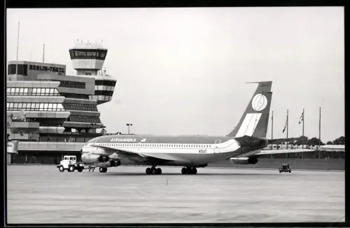 Fotografie Flughafen Berlin-Tegel, Flugzeug Boeing 720 Aeroamerica N733T & Schlepper