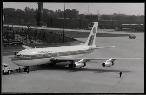 Fotografie Flughafen Berlin-Tegel, Flugzeug Boeing 720, Aeroamerica N736T & Schlepper