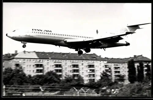 Fotografie Ansicht Berlin-Tempelhof, Flugzeug Boeing 727, Pan AM N325PA vor Wohnhäusern