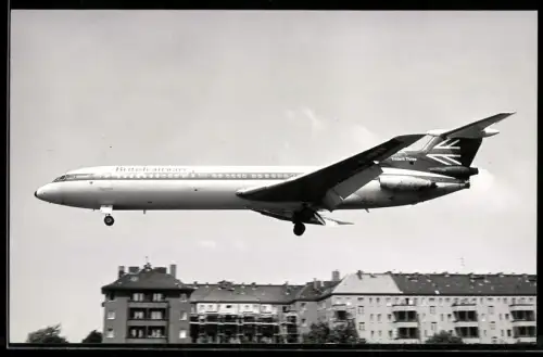 Fotografie Ansicht Berlin-Tempelhof, Flugzeug Hawker Siddeley Trident Three, British Airways G-AWZH vor Wohnhäusern