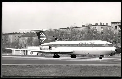 Fotografie Ansicht Berlin-Tempelhof, Flugzeug Hawker Siddeley Trident Three, British Airways G-AVFG vor Wohngebäuden