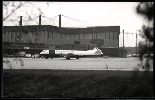 Fotografie Flugzeug Vickers Vanguard, British Airways Cargo G-APEM vor Cargo-Terminal & Hangar