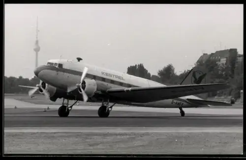 Fotografie Ansicht Berlin-Tempelhof, Flugzeug Douglas DC-3, Kestrel G-AMFV, Fernsehturm im Hintergrund