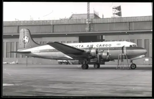 Fotografie Flughafen Berlin-Tempelhof, Flugzeug Douglas C-54 Skymaster, Invicta Air Cargo G-ASPM