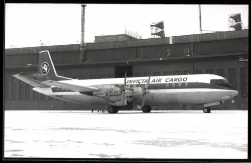 Fotografie Flughafen Berlin-Tempelhof, Flugzeug Douglas C-54 Skymaster, Invicta Air Cargo G-AXNT im Winter