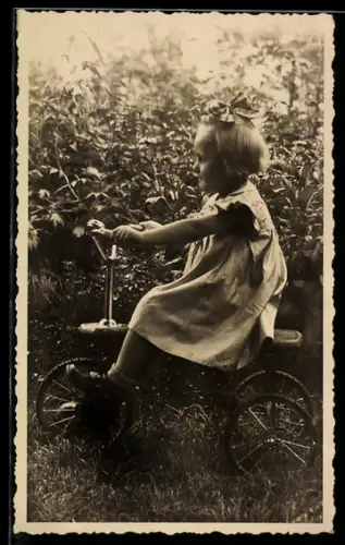 Foto-AK Junges Kind auf einem Dreirad