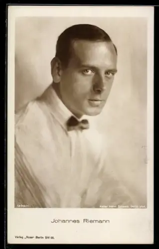 AK Schauspieler Johannes Riemann mit Fliege porträtiert