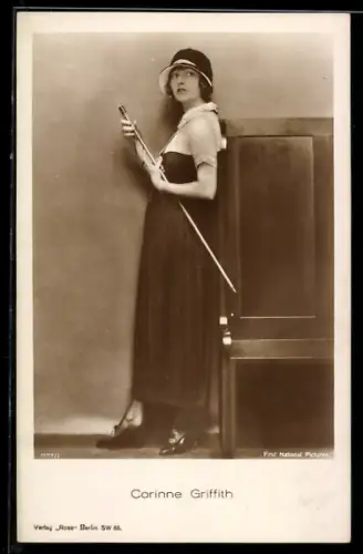 AK Schauspielerin Corrine Griffith mit Billard-Queue posierend