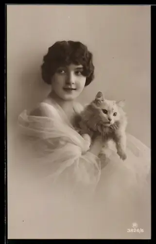 Foto-AK RPH Nr. 3826/6: Junge Frau mit flauschiger Katze