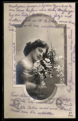 Foto-AK GL Co Nr. 2418/3: Junge Frau mit Blumenstrauss