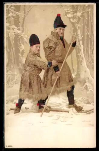 AK Mann und Junge unterwegs mit Skiern