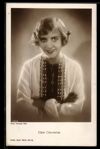 AK Schauspielerin Ossi Oswalda mit verschränkten Armen