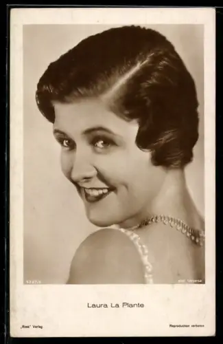 AK Laura La Plante lächelnd im Porträt