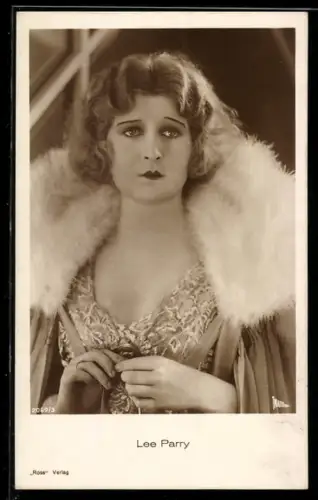 AK Schauspielerin Lee Parry mit Pelzmantel porträtiert
