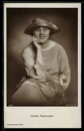 AK Schauspielerin Grete Reinwald mit Hut im seidenen Kleid