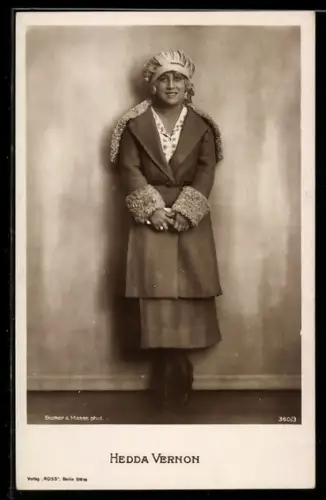 AK Schauspielerin Hedda Vernon mit Hut im Kostüm