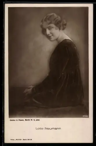 AK Schauspielerin Lotte Neumann sitzend porträtiert
