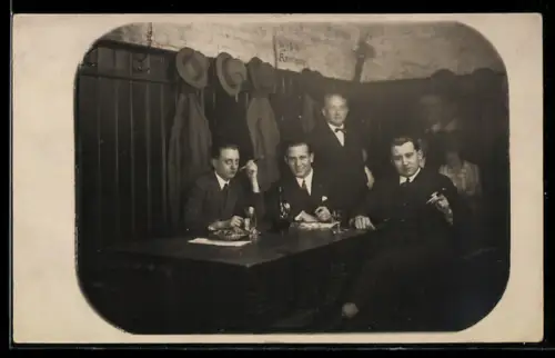 AK Wien, Melker Stiftskeller in der Schottengasse 3 Wirtsstube mit Gästen