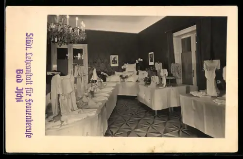 AK Bad Ischl, Städtische Lehranstalt für Frauenberufe, Ausstellung mit Handarbeiten