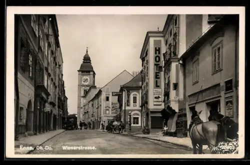 AK Enns /Ob. Do., Wienerstrasse mit Blick zur Kirche