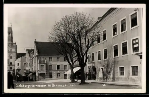 AK Braunau a. Inn, Salzburgertorkaserne mit Strassenpartie