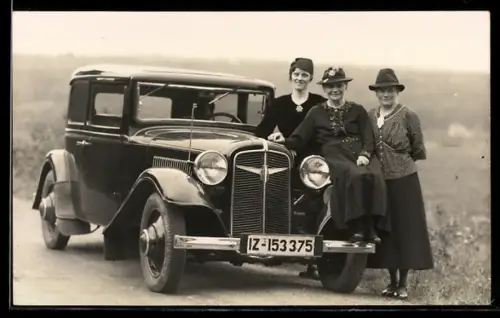 Foto-AK Adler Auto mit Kennzeichen IZ-153375, Drei Frau neben dem Auto