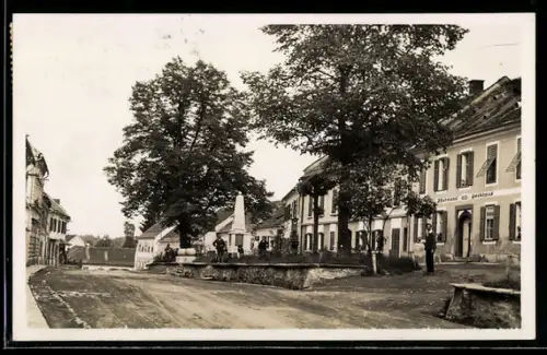 AK Eibiswald /Steiermark, Hubmann Backhaus, Kinder am Denkmal