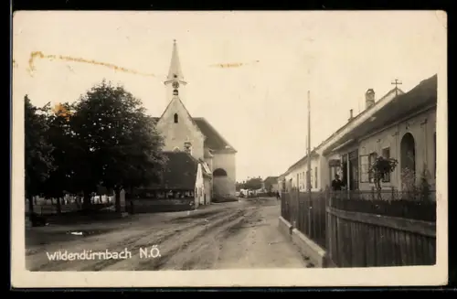 AK Wildendürnbach /N. Ö., Strassenpartie mit Kirche
