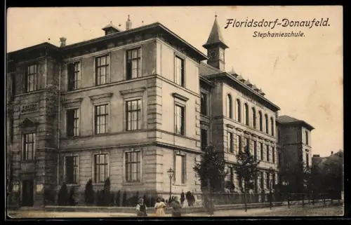 AK Wien, Floridsdorf-Donaufeld, Strassenpartie vor der Stephanieschule