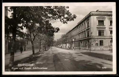 AK Krems a. d. Donau, Partie in der Schillerstrasse mit Grünanlagen