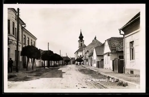 AK Petersdorf /Bgld., Strassenpartie mit Kirche und Schlosserei Pratscher