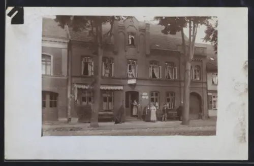 Foto-AK Brüel, Strassenpartie mit Wohnhaus im Jahr 1917
