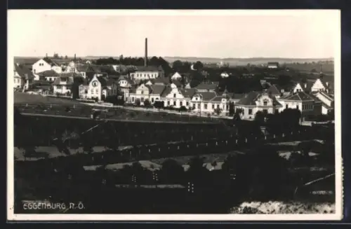 AK Eggenburg /N.Ö., Ortsansicht mit Fabrikschornstein aus der Vogelschau