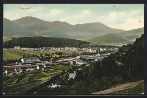 AK Gloggnitz, Bahnhof, Ortsansicht mit Bergkulisse