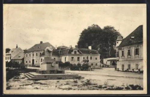 AK Schrems, Hauptplatz mit Kriegerdenkmal u. Bücherei
