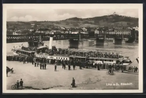 AK Linz a. D., Eilschiff mit Brückenpartie