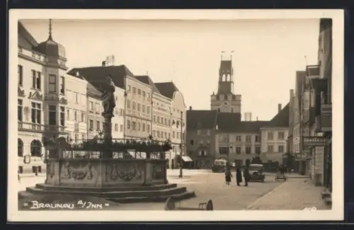 AK Braunau a. Inn, Marktplatz mit Brunnen und Rathaus