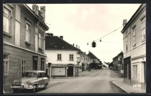AK Loosdorf b. Melk, Hauptstrasse mit Geschäften und Ampel