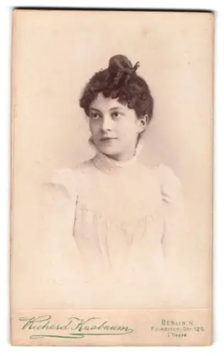 Fotografie Richard Kasbaum, Berlin, Friedrich-Str. 125, Porträt der Frau Hedwig Lorbeer, 1899