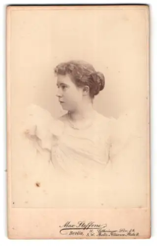 Fotografie Max Steffens, Berlin, Belle-Alliance-Platz 9, Porträt der Frau Elsbeth Zielinski, Berlin 1897