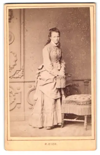 Fotografie Robert Eich, Dresden, Prager Strasse 38, Porträt einer jungen Frau in eleganter Kleidung