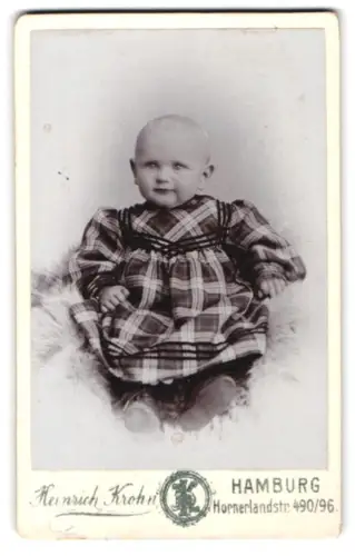 Fotografie Heinrich Krohn, Hamburg, Hornerlandstr. 490/96, Porträt des Kleinkindes Erich Wolff am 10.9.1906