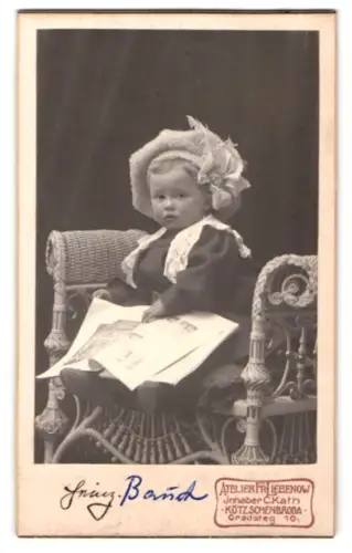 Fotografie Atelier Fr. Liebenow, Kötzschenbroda, Gradsteg 10, Kind auf Korbstuhl mit Zeitschrift